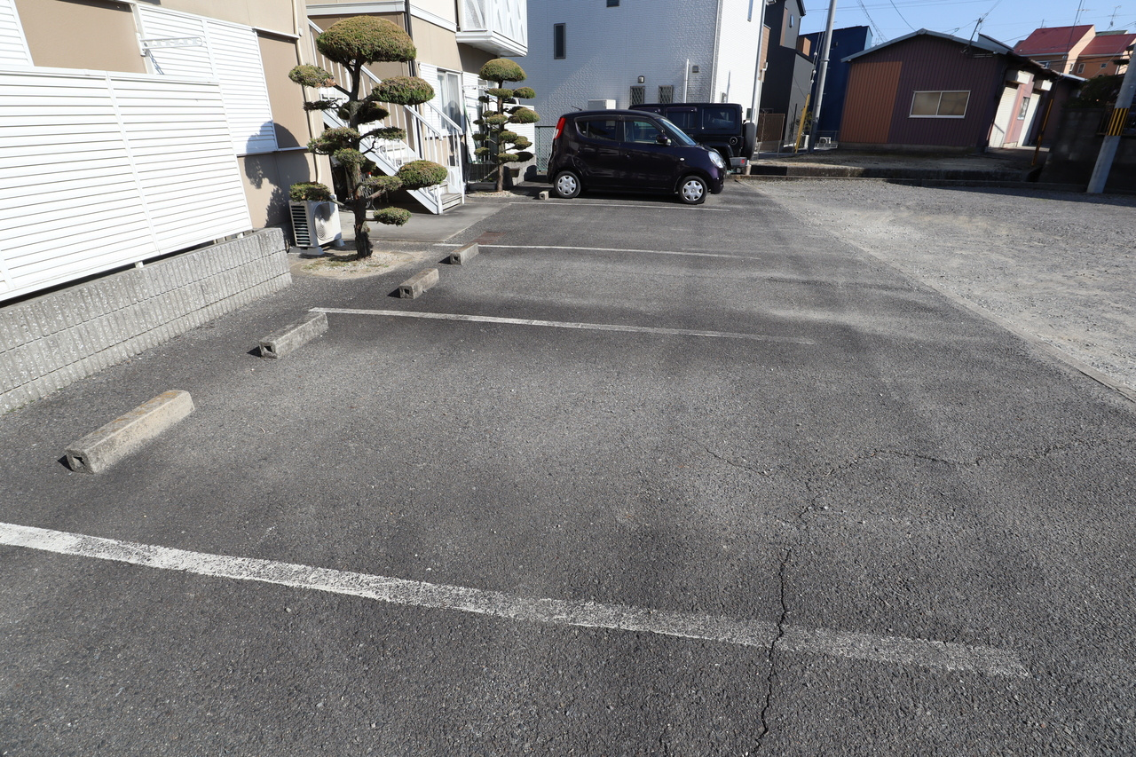 コスモハイツ弐番館の駐車場