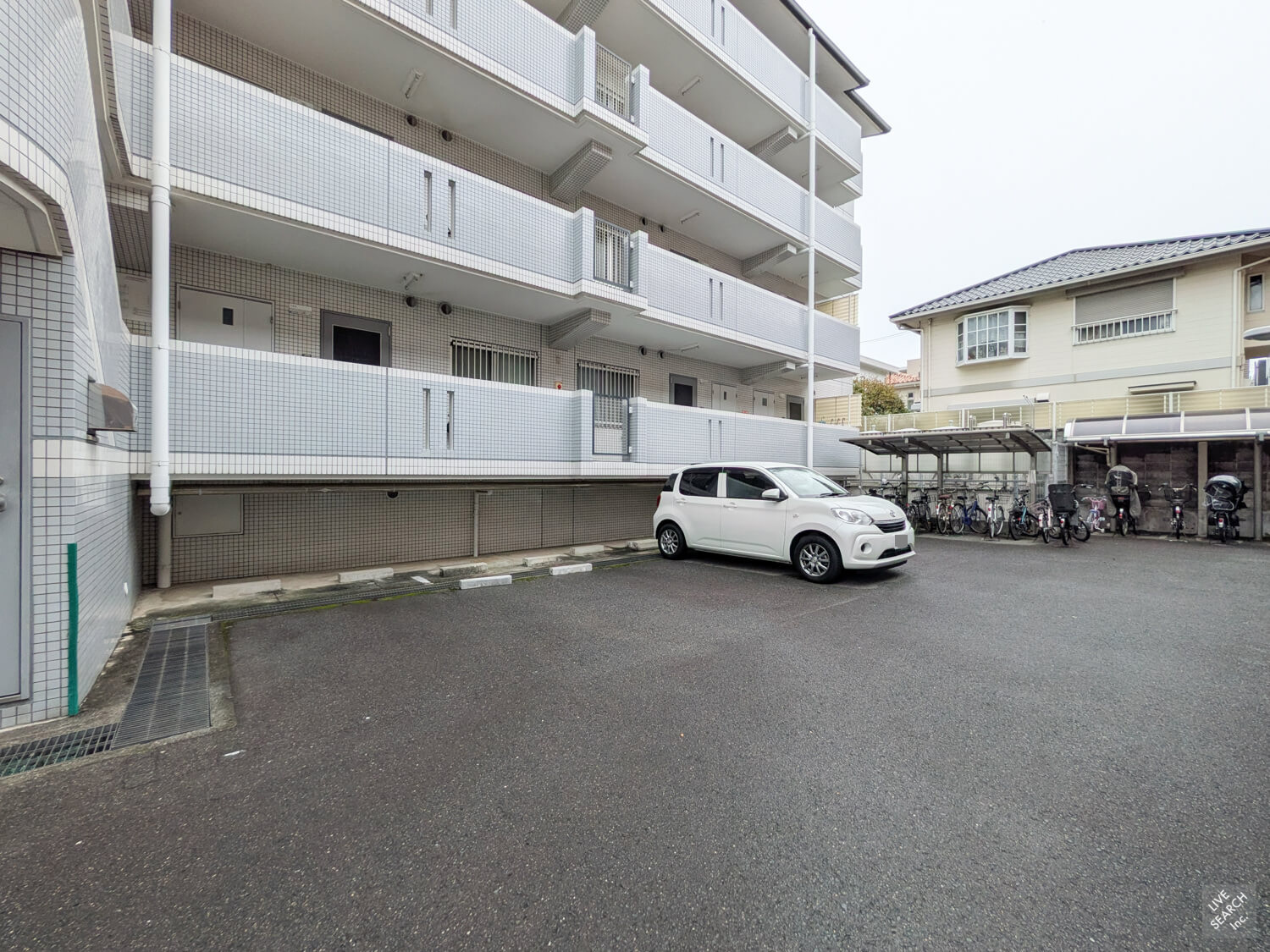 コォピュアスルミネの駐車場