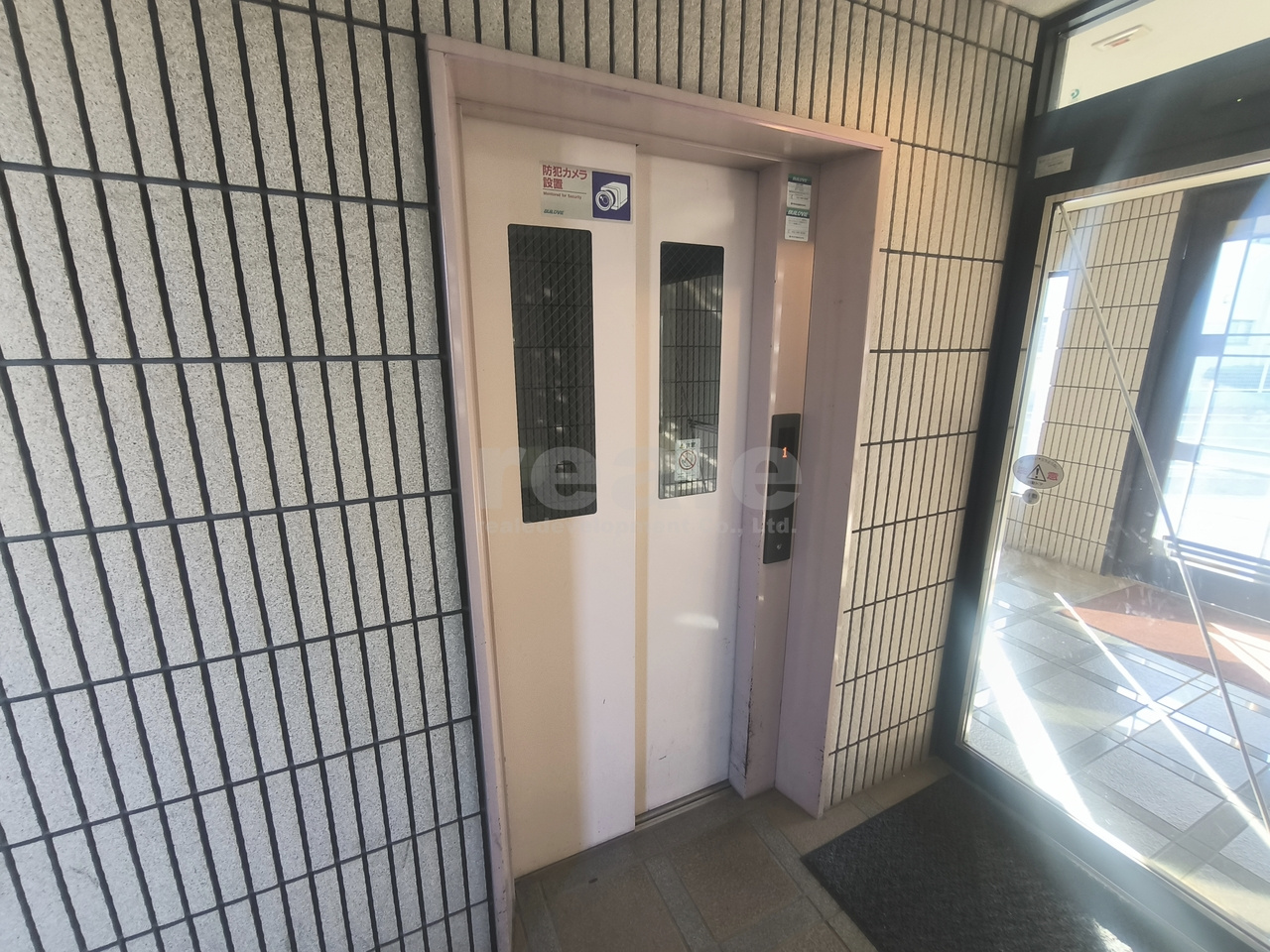 三鷹市新川３丁目の賃貸マンションのロビー