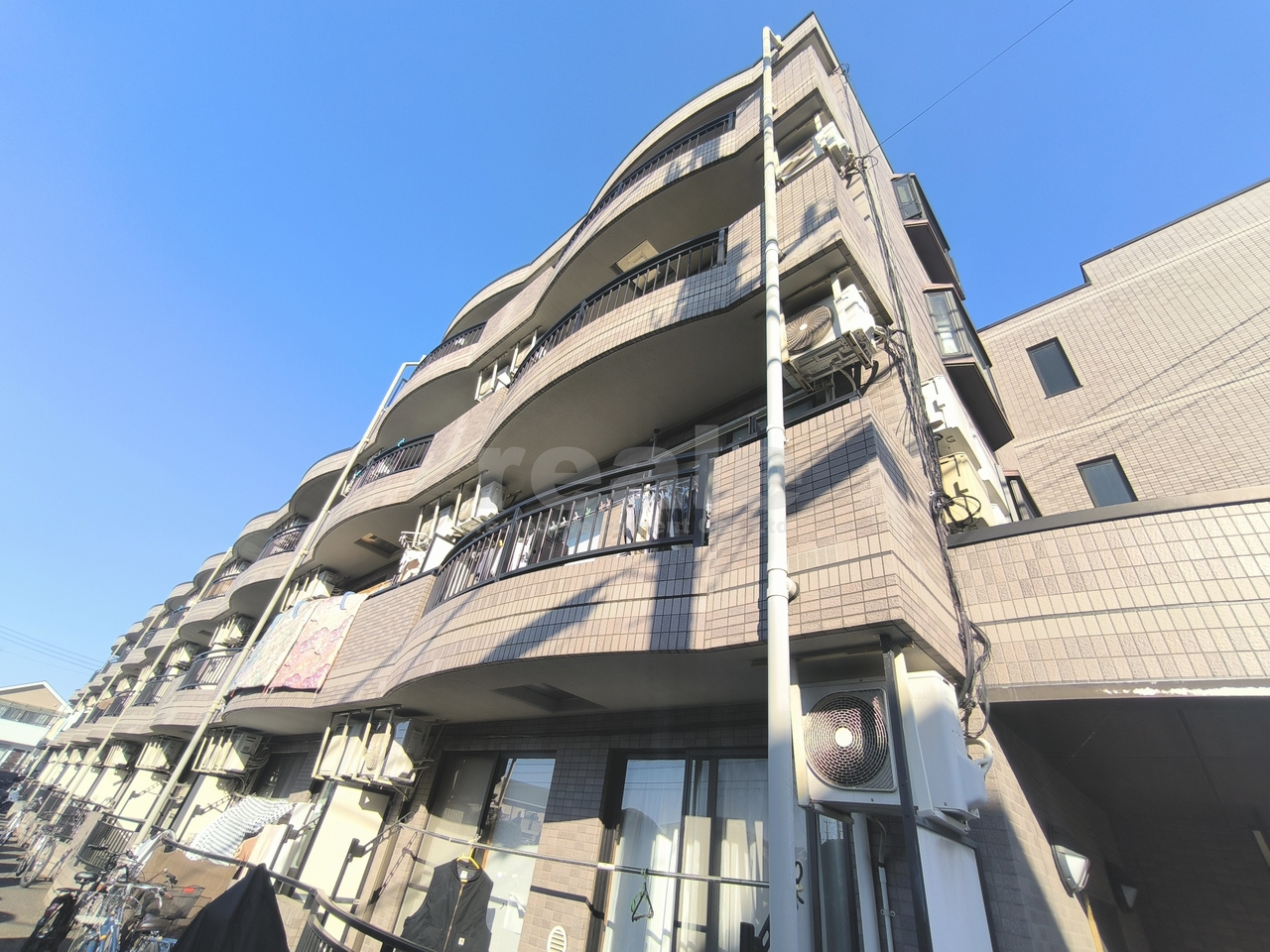 三鷹市新川３丁目の賃貸マンションの外観