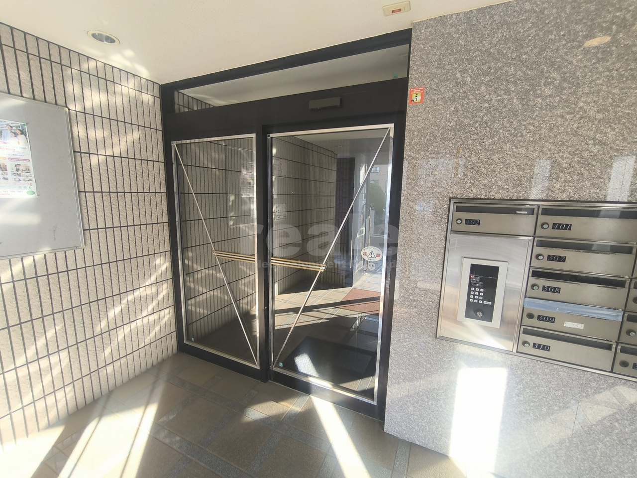 三鷹市新川３丁目の賃貸マンションのエントランス