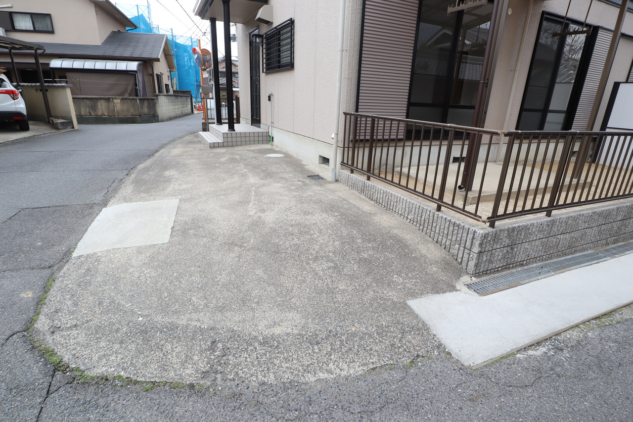 サニーハウス神宮前の駐車場