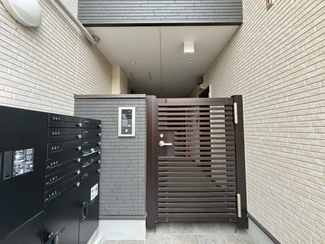グラシアスコート学園前EASTの駐車場
