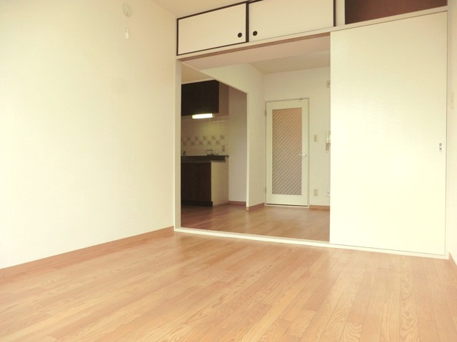 リバーサイドパークの内装|★南向きで日当たり良好！明るい日差しが入る居室です★