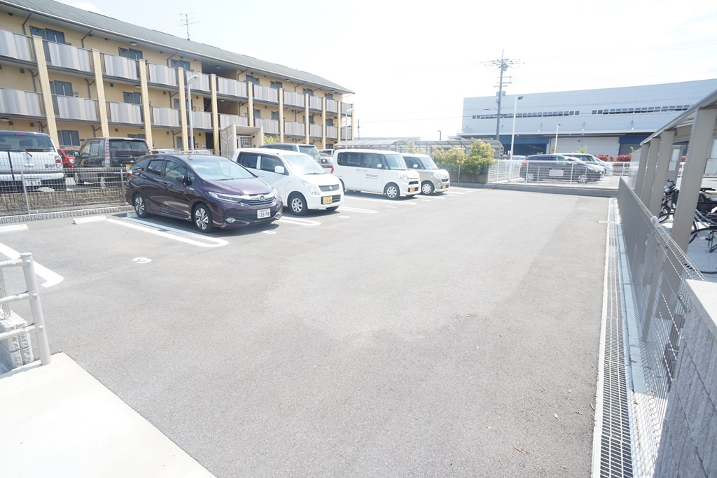 サニーソレイユの駐車場