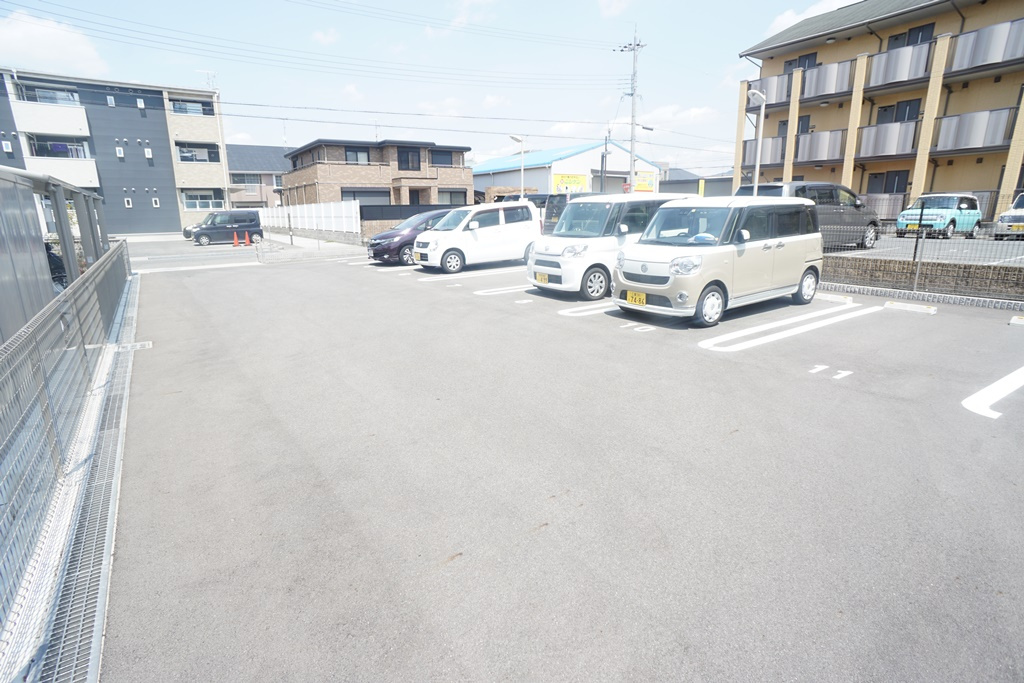 サニーソレイユの駐車場