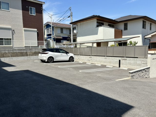 シャーメゾンリアン富雄元町の駐車場