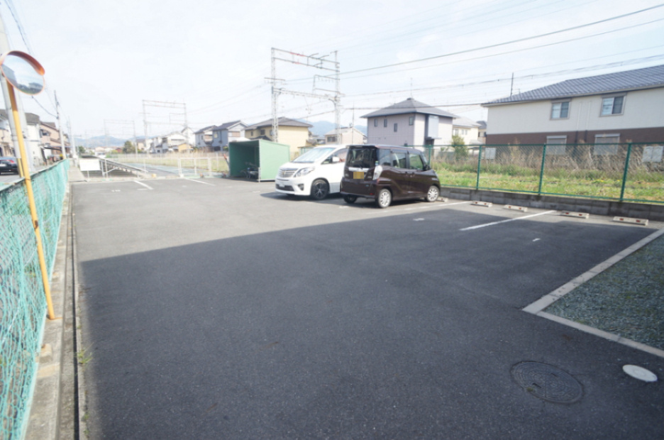 ファミールJの駐車場