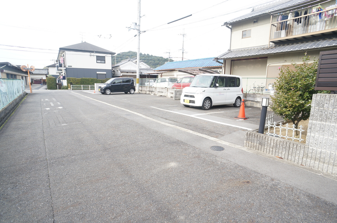 ファミールⅢの駐車場