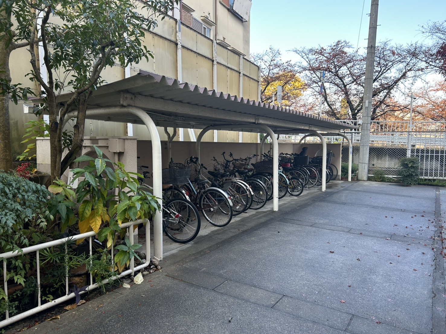 奈良三条町住宅2号棟の駐車場