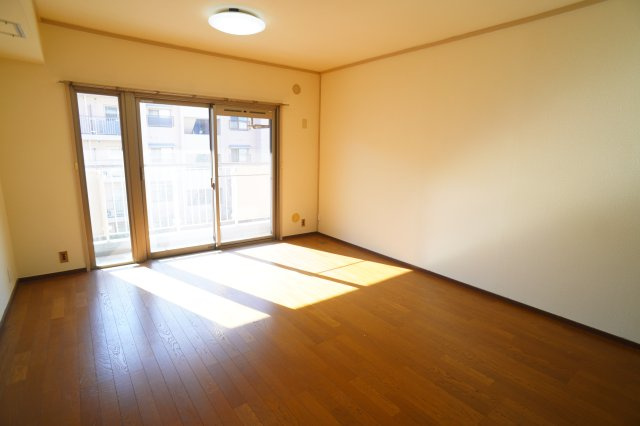 奈良三条町住宅2号棟の居間・リビング