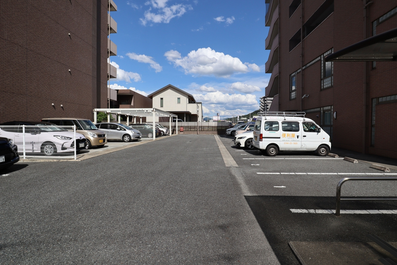 ダイヤビルの駐車場