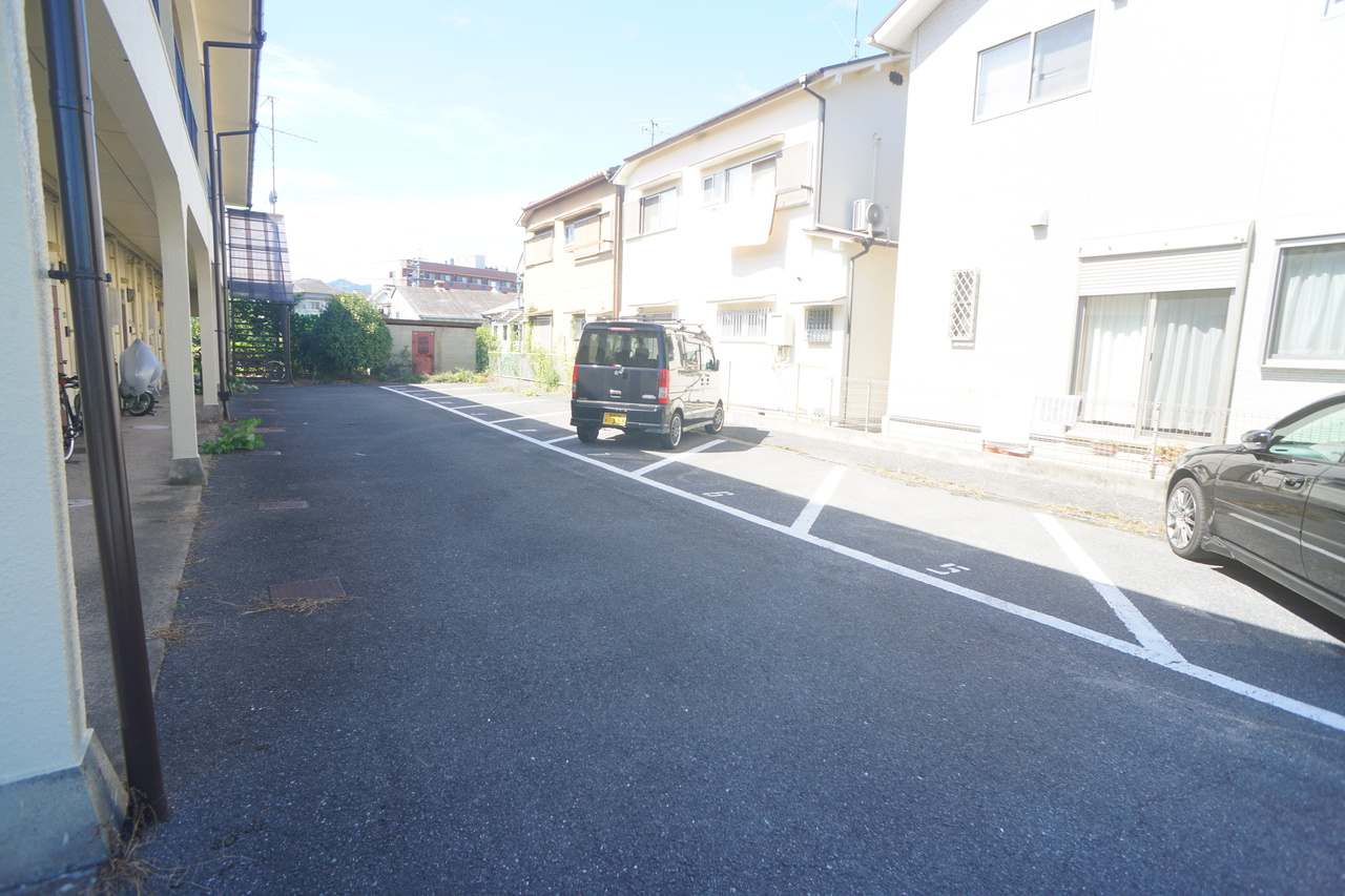ツクモハイツの駐車場