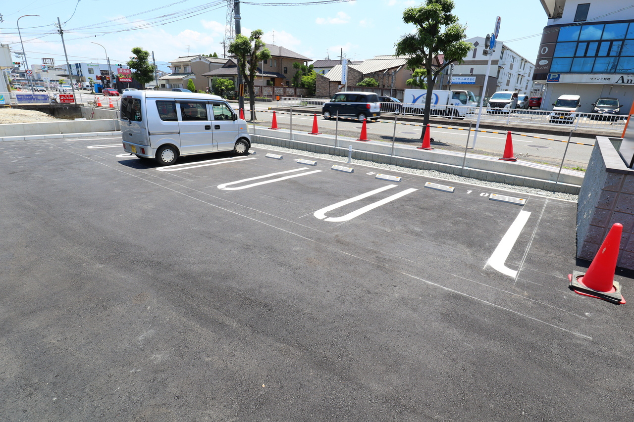 サンシャイン中曽司の駐車場