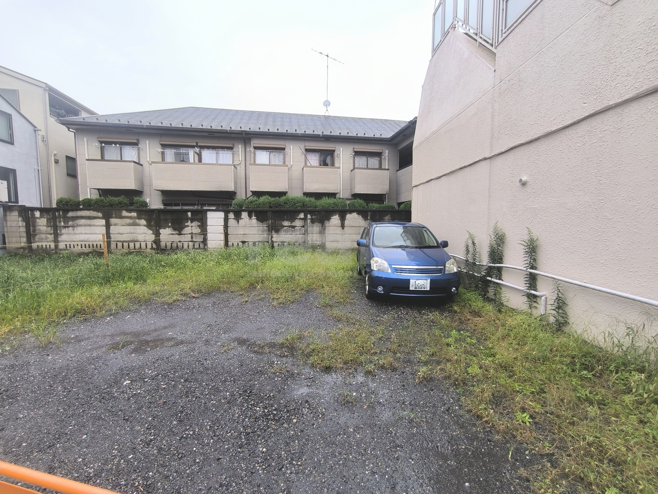 三鷹市井の頭４丁目の賃貸マンションの駐車場
