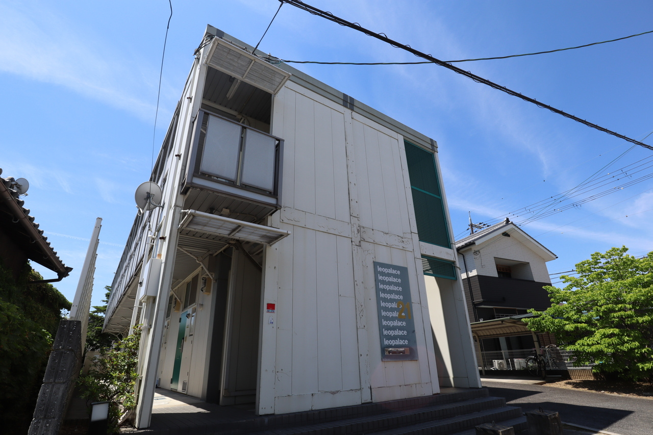 レオパレス茶園場（チャエンバ）のエントランス