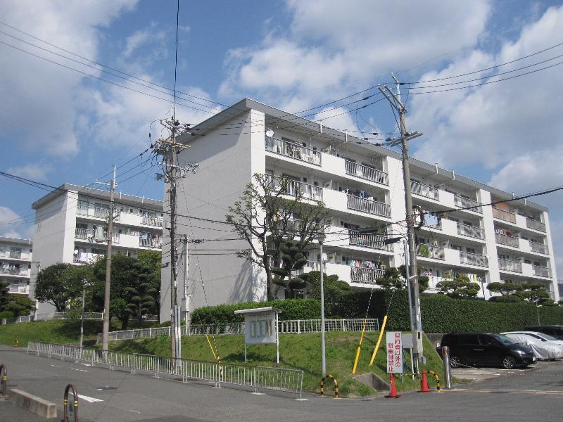 千里竹見台団地Ａ３棟の外観