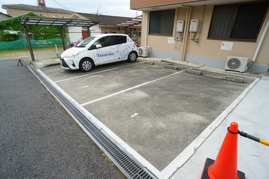 コーポ諏訪西大寺の駐車場