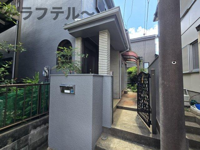 菊⼊邸のエントランス