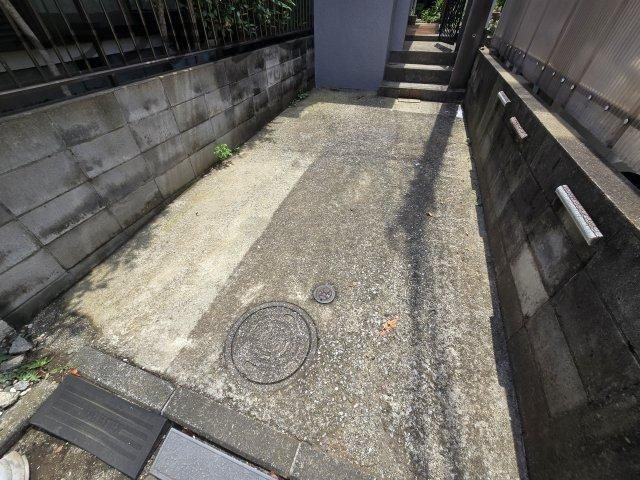 菊⼊邸の駐車場