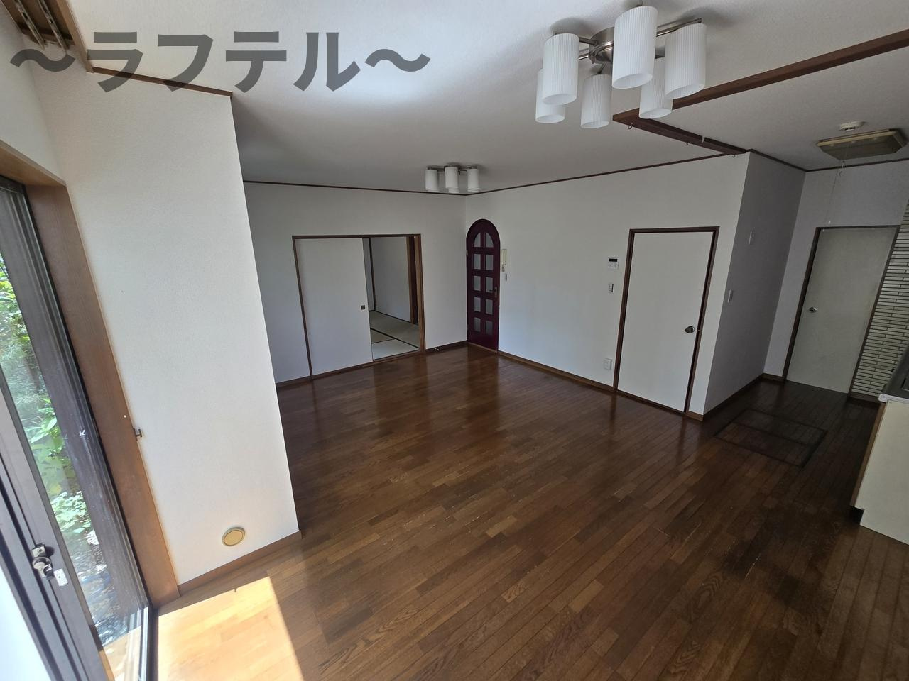 菊⼊邸の居間・リビング