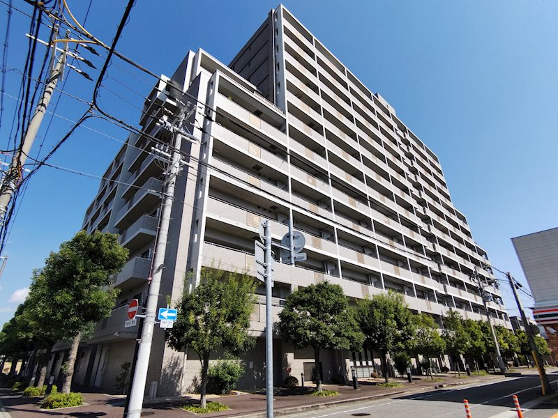 西宮市南昭和町のマンションの外観|地上13階建、総戸数182戸、管理の行き届いたマンションです