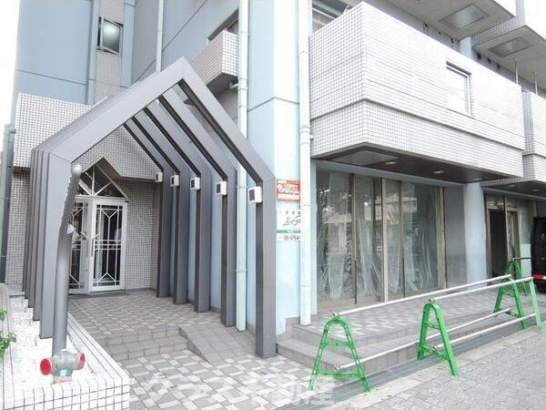 フラットフォーアイザワのエントランス