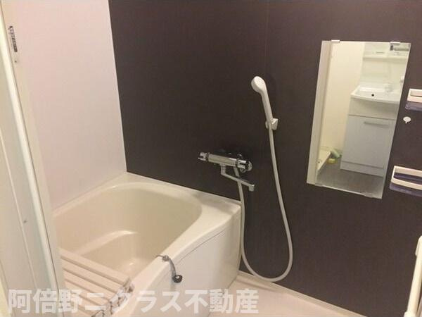 フラットフォーアイザワの浴室|内装は別部屋の参考写真です。