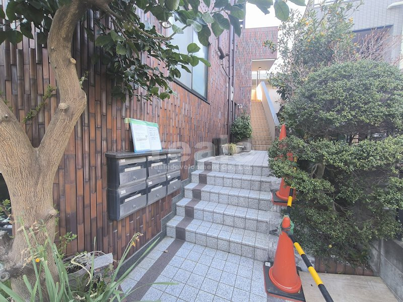 三鷹市牟礼２丁目の賃貸マンションのエントランス