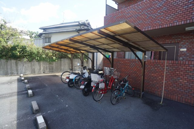 パストラール西大寺の駐車場
