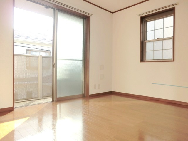 アムールＡＫＩＲＡの居間・リビング|★南西角部屋・洋室８帖の居室画像です★
