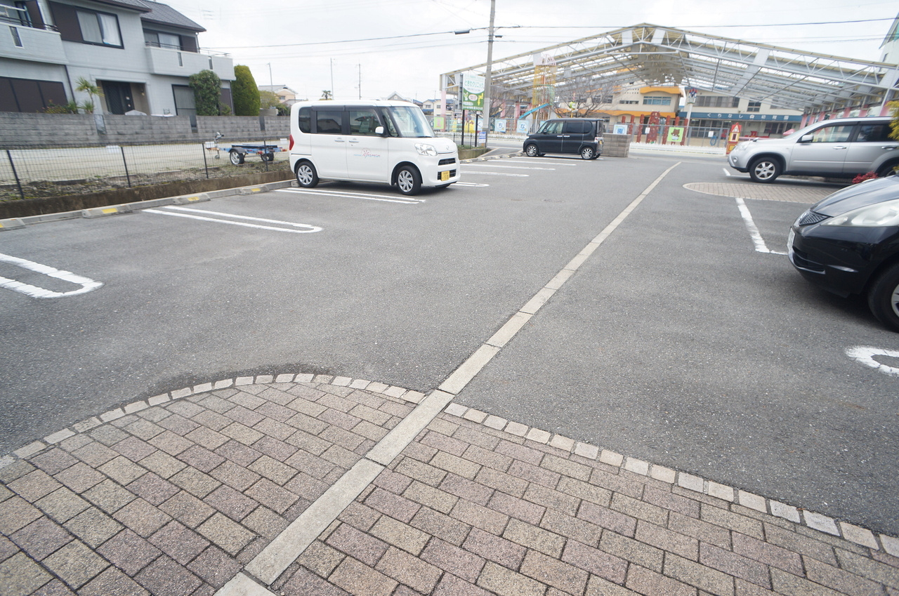 プレミールkiki B棟の駐車場