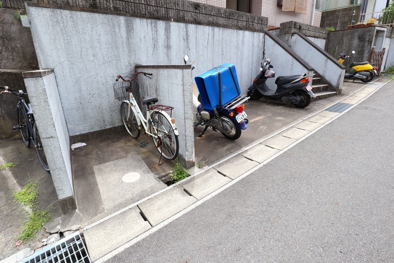 サニーハウス生駒の駐車場