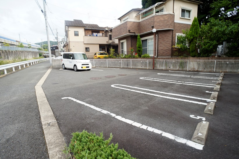 ルナ　ハイツの駐車場