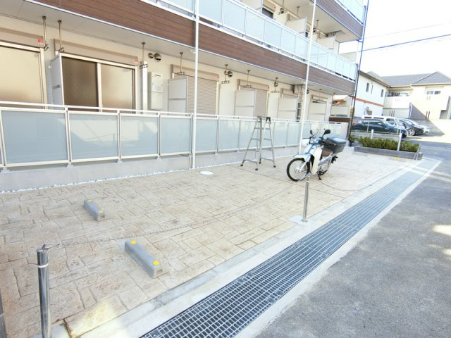 リブリ・ファイン塚口町の駐車場|駐車スペースもあります