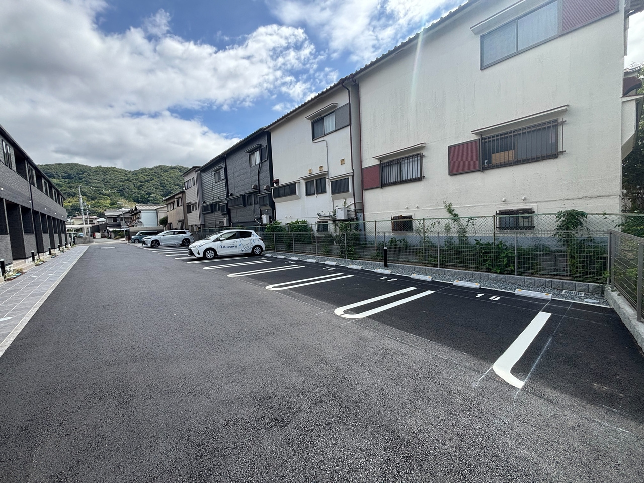 エスタシオンコートの駐車場