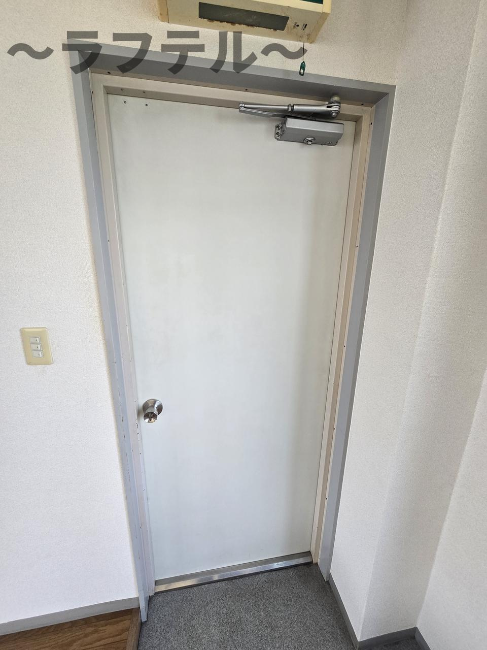 所沢マコトビルの玄関