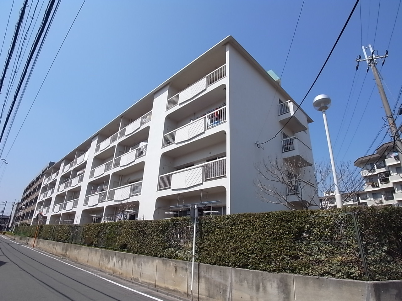 コーポ秋篠の駐車場