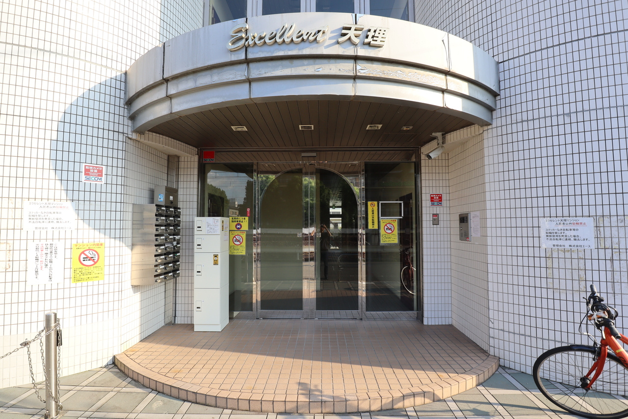 天理市田井庄町の賃貸マンションのエントランス