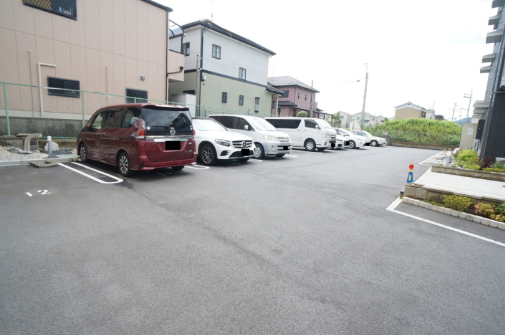 シャーメゾン二上の駐車場