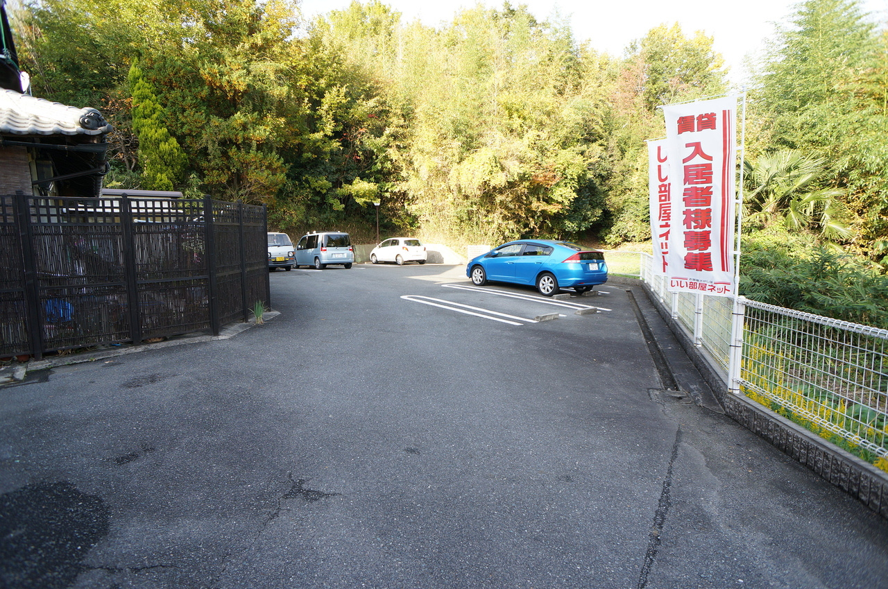 ブランドールＡの駐車場