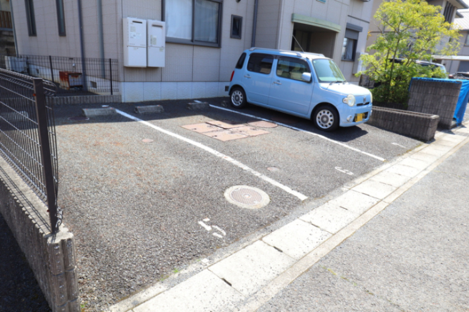 ライン大和C棟の駐車場