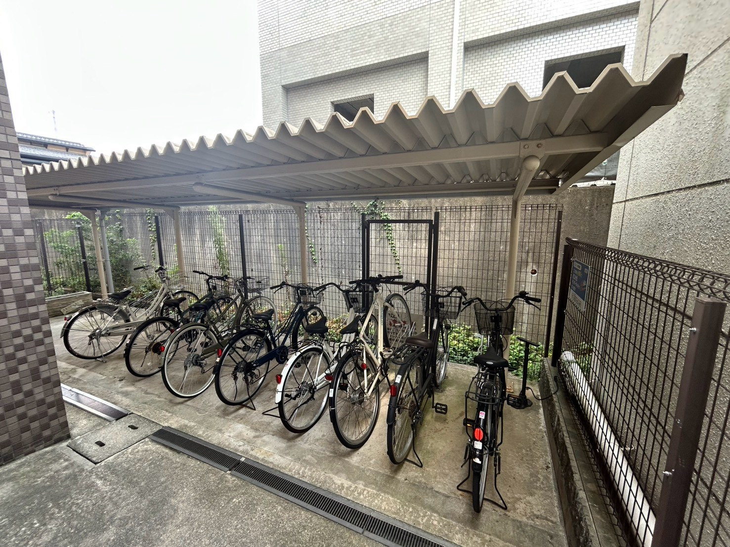 コーポひろおかの駐車場