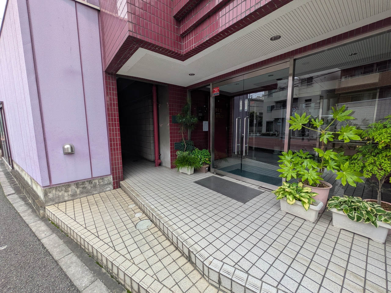 NCKビルのエントランス