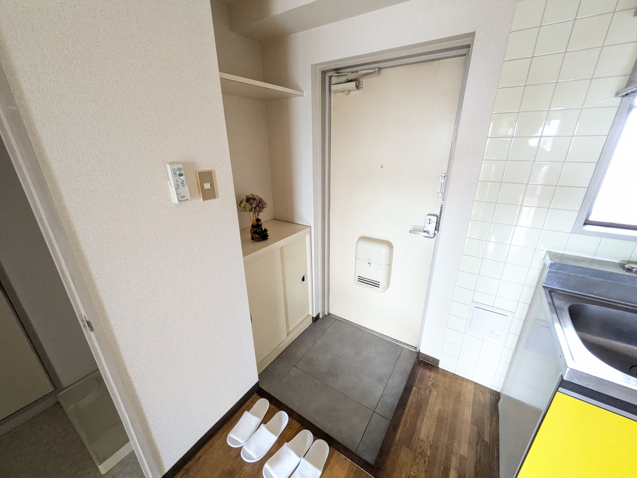 NCKビルの玄関
