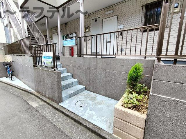 所沢市けやき台２丁目のアパートのエントランス
