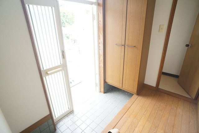 レジデンスオクダＢ棟の玄関
