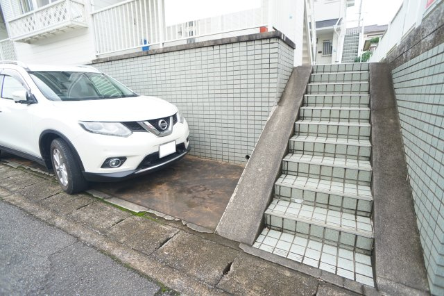 レジデンスオクダＢ棟の駐車場