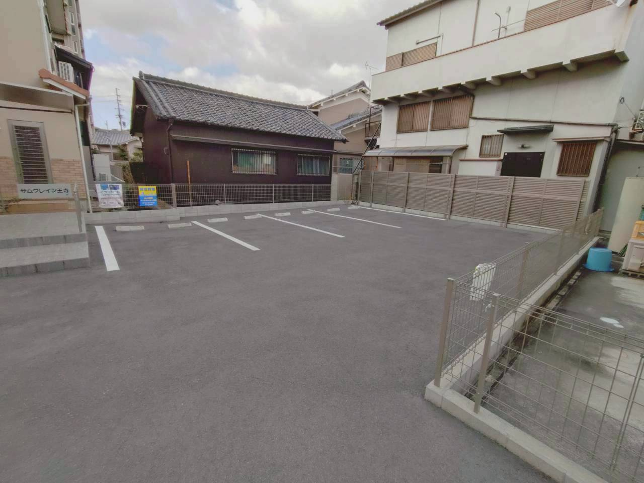サムクレイン王寺の駐車場