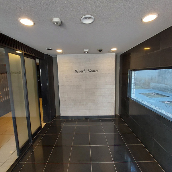武蔵野市吉祥寺北町３丁目の賃貸マンションのエントランス